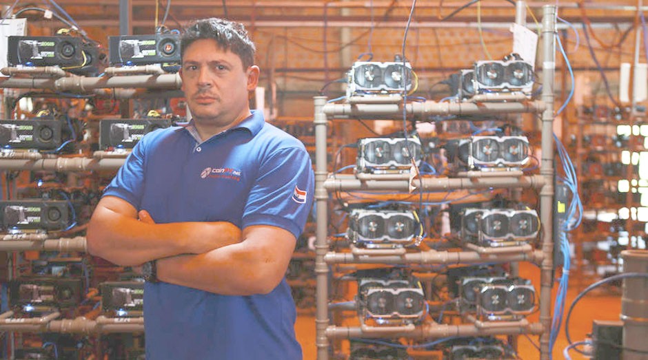 Rocelo Lopes, dono da CoinPY e um dos maiores mineradores do mundo, junto as suas máquinas (Foto: Estadão Conteúdo)