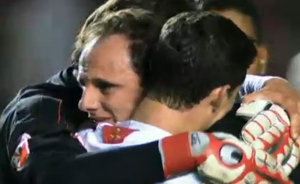 Rogério Ceni e Hernanes se abraçam em eliminação do São Paulo — Foto: Reprodução