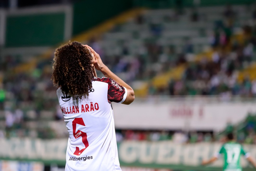 Willian Arão lamenta lance na Arena Condá — Foto: Dinho Zanotto/AGIF