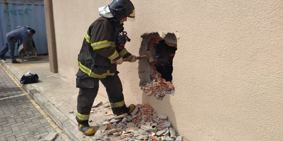 Bombeiros fizeram buraco na parede para saída da fumaçã da loja — Foto: Ascom/Bombeiros