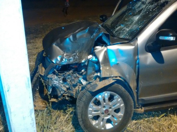 Cinco pessoas estavam no carro no momento do acidente, duas ficaram feridas (Foto: Edivaldo Braga/blogbraga)