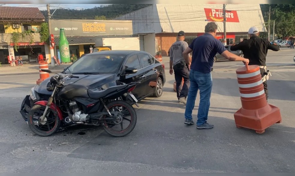 Carro com seguranças da filha de Lula bateu em moto — Foto: Divulgação