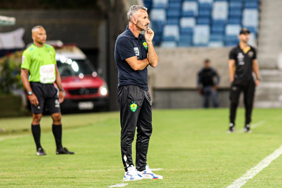 Ivo Vieira, técnico do Cuiabá, em ação contra o Sport Sinop — Foto: AssCom Dourado