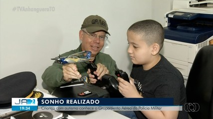 Criança com autismo conhece Agrupamento Aéreo da Polícia Militar