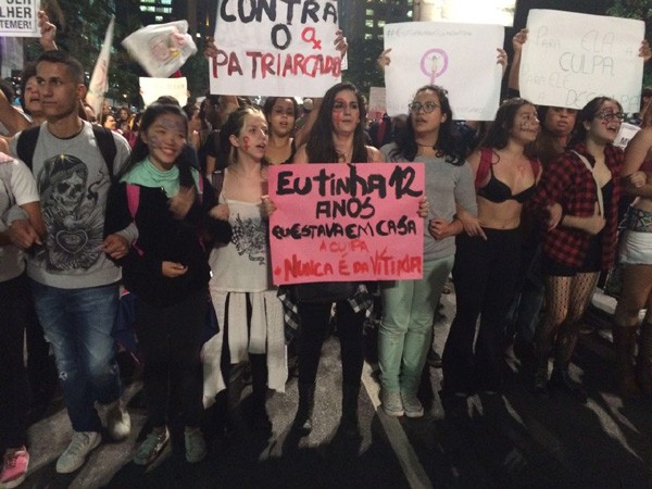 Manifestantes protestam contra a cultura do estupro (Foto: Marie Claire)