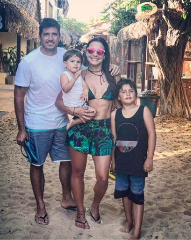 Juliana Knust com a família (Foto: Reprodução/instagram)