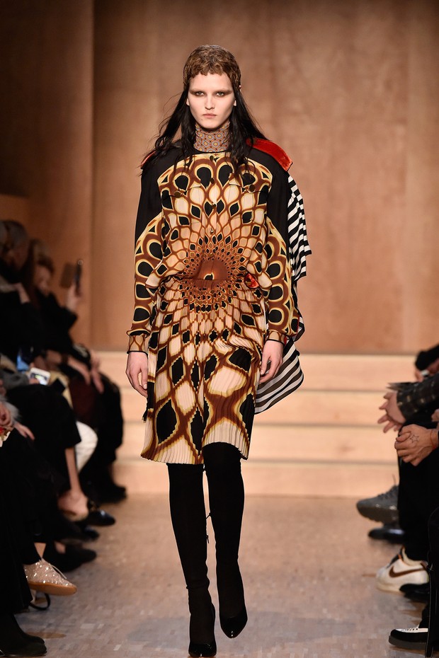 #SuzyMenkesPFW Egypt goes Pop - Vogue | en