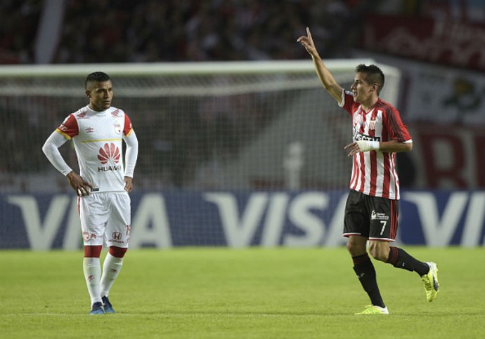 Carlos Auzqui, do Estudiantes, comemora gol sobre o Santa Fe (Foto: JUAN MABROMATA AFP)