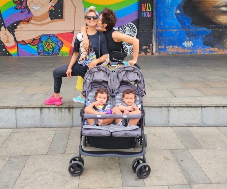 Lan Lanh se encanta em passeio com as filhas ao lado de Nanda Costa