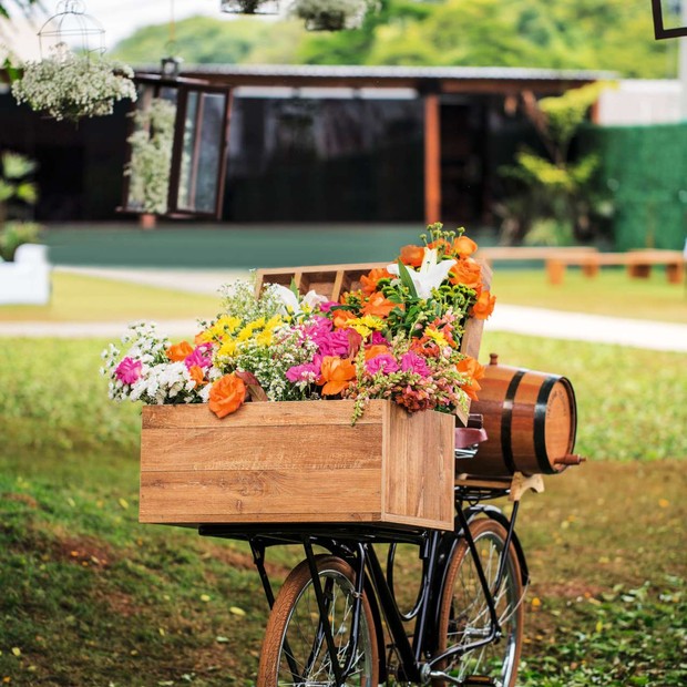 Depois de meses de procura, o pai da noiva, Natalio Cabuli, encontrou uma bicicleta do jeito que a filha queria para deixar na entrada da festa, com um caixote lotado de flores (Foto: Coletivo 3)