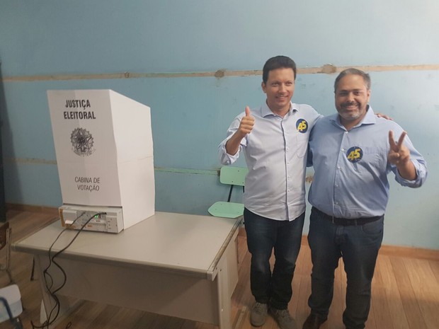 Nelson Marchezan Júnior vota acompanhado do vice em Porto Alegre (Foto: Igor Gormann/G1)