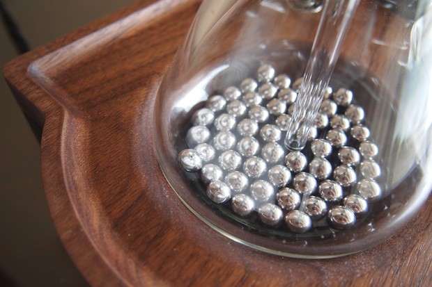 Vibração das esferas de metal aquecem a água do despertador cafeteira (Foto: Divulgação)