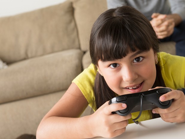 Vício em games: menina britânica se molha de xixi para não deixar de jogar  - Revista Crescer
