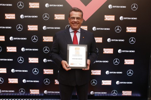 Mauro Eli Zaborowsky, da Casa das Cuecas, posa com troféu