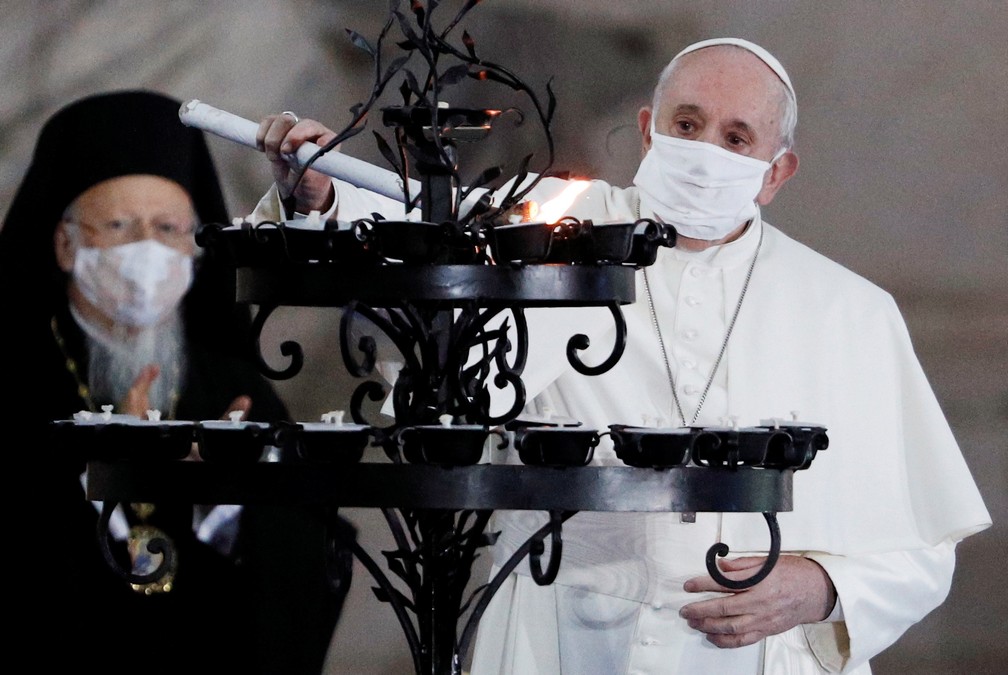 Papa, de máscara, participa de evento com representantes de outras religiões em 20 de outubro de 2020 — Foto: Guglielmo Mangiapane/Reuters