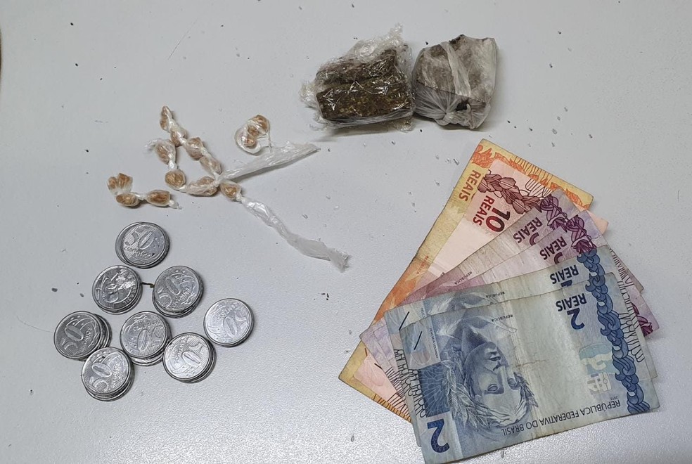 Droga e dinheiro foram apreendidos com mulher suspeita de manter idoso em cárcere privado em Sorocaba (SP) — Foto: Polícia Militar/Divulgação