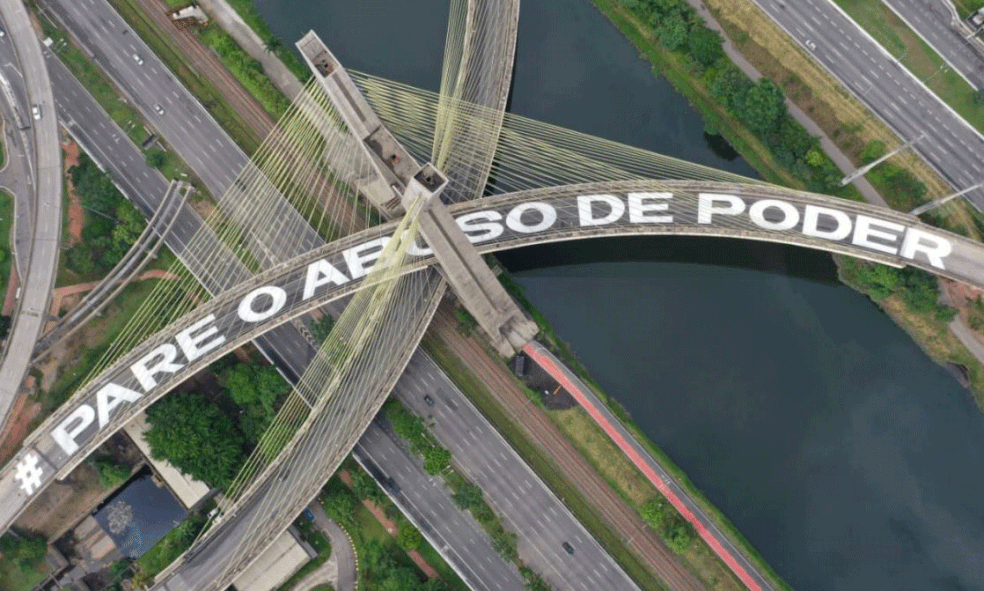 Frase '# Pare O Abuso De Poder' é pintada numa pista da ponte estaiada, Zona Sul de São Paulo — Foto: Divulgação/@bragadrones
