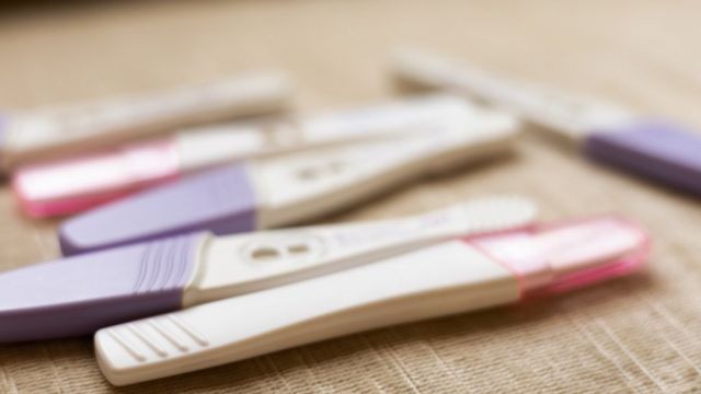 Teste rápido de gravidez (Foto: Getty images via BBC News Brasil)