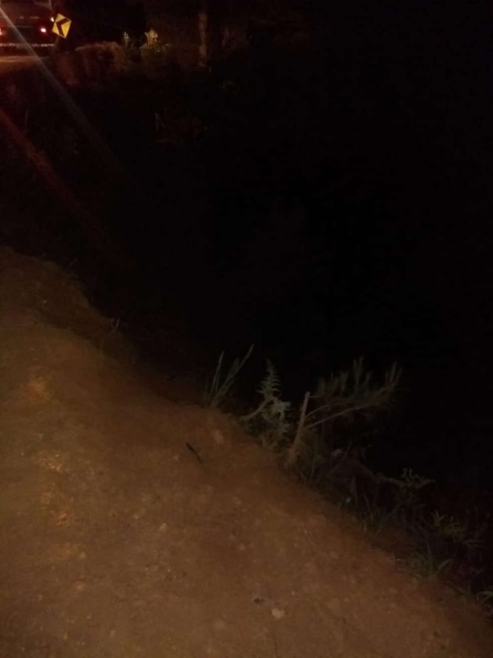 Local onde caminhonete que levava 30 pessoas caiu às margens da PR-092; atendimento foi até a noite deste domingo (13) — Foto: Polícia Rodoviária Estadual/Divulgação