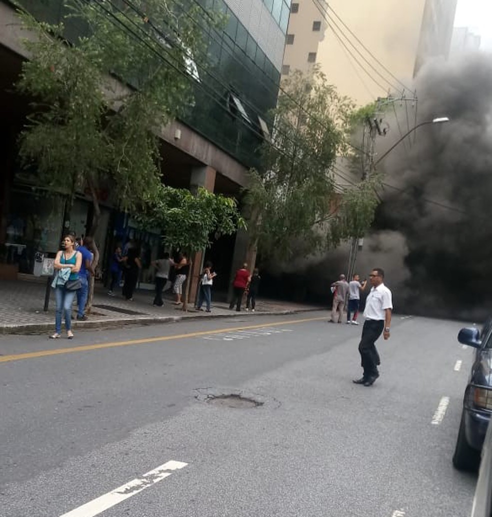 Incêndio no Shopping Barro Preto, em Belo Horizonte; galeria abriga dezenas de lojas na Região Centro-Sul — Foto: Corpo de Bombeiros de MG/Divulgação