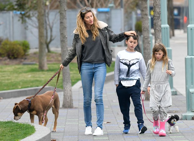 Gisele Bündchen passeia com filhos e cachorros por parque em Nova ...