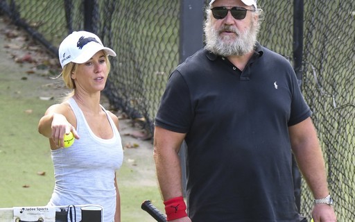 Com a namorada, Russell Crowe é visto pela primeira vez após morte do pai
