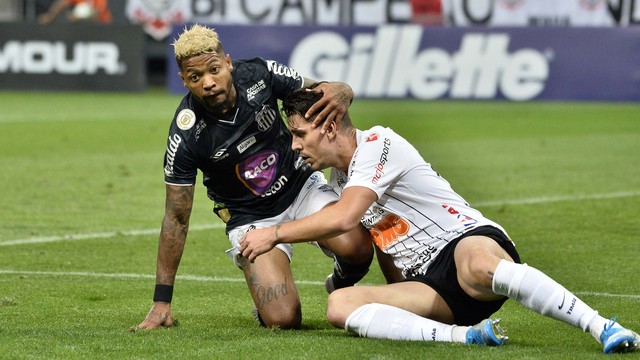 Marinho e Danilo Avelar em lance no segundo tempo