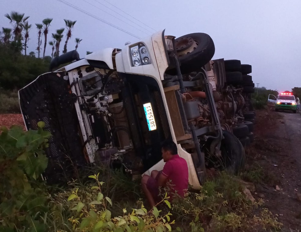 Caminhoneiro morreu preso às ferragens de caminhão que tombou na PI-113 em José de Freitas — Foto: PM-PI
