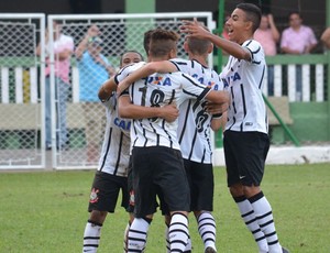 Corinthians faz 4 a 0 na Ponte Preta; equipe marcou 11 gols em dois jogos na Taça BH Sub-17 (Foto: Régis Melo)