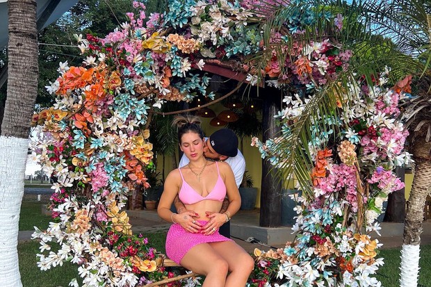 Vírginia Fonseca e Zé Felipe posam em coroa de flores gigante (Foto: Instagra/Reprodução)