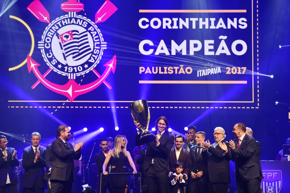 Cássio, goleiro do Corinthians, levanta a taça do Paulistão do ano passado (Foto: Marcos Ribolli)