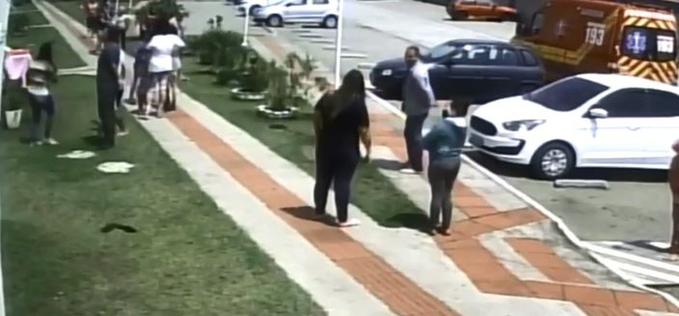 Moradores do condomínio após queda de criança de janela de apartamento — Foto: Reprodução/ NSC TV