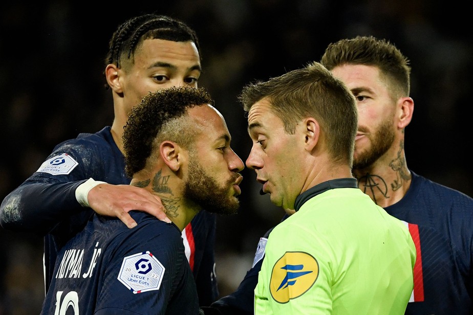 Neymar reclama com o árbitro após expulsão em primeiro jogo pelo PSG após a Copa do Mundo