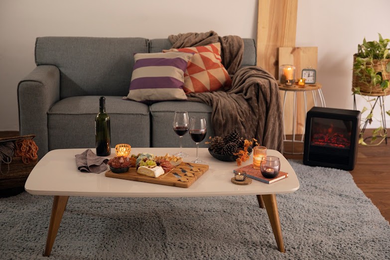 Recomenda-se adquirir uma peça capaz de cobrir o espaço que compreende a TV e o sofá. (Foto: Reprodução/Shoptime)