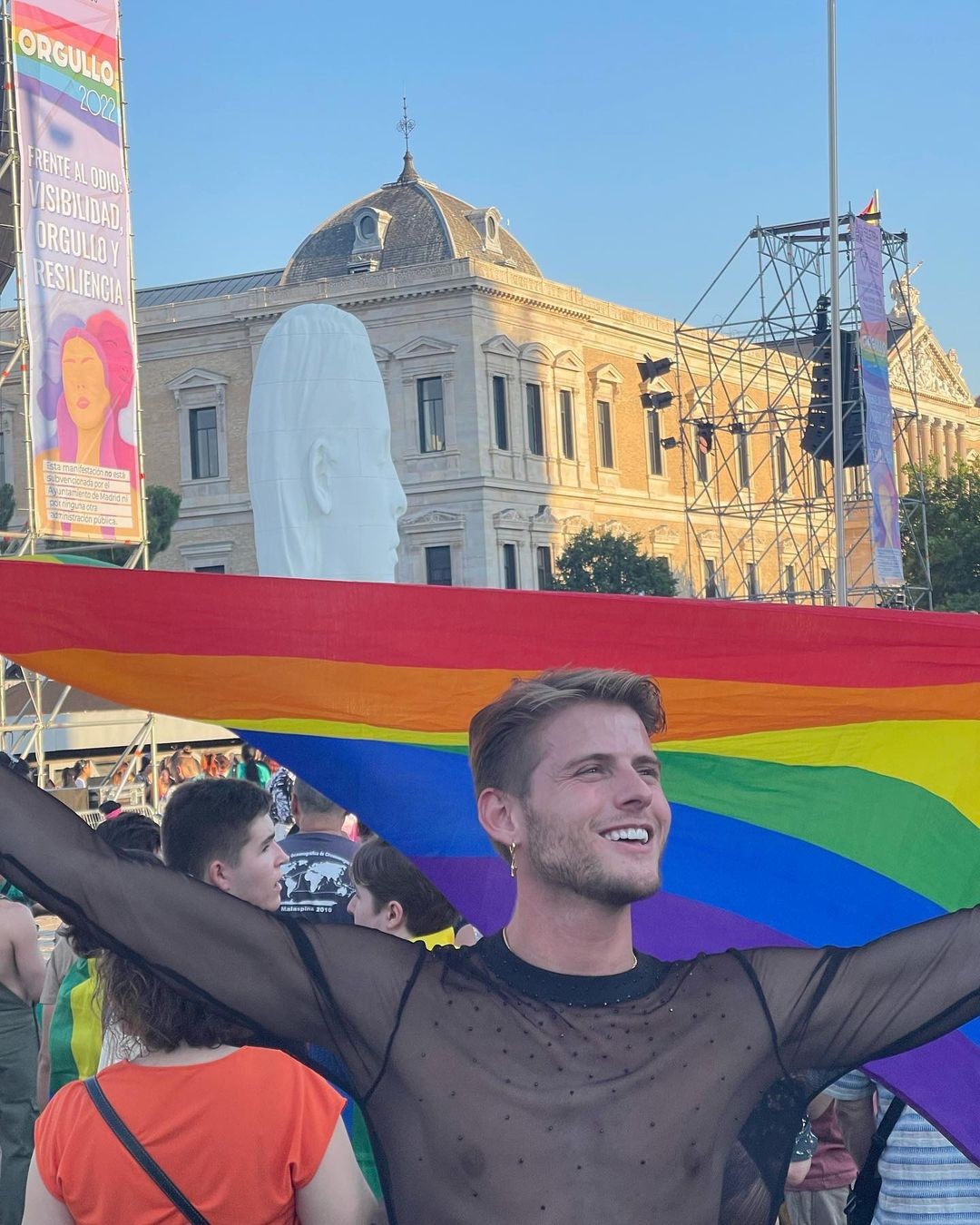 Daniel Lenhardt na parada LGBTQIA+ de Madrid (Foto: Reprodução/Instagram)