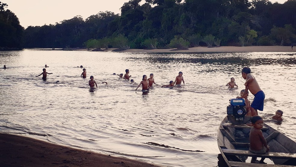 Crianças indígenas brincam em um rio na Amazônia: importante contato com a natureza (Foto: Arquivo Pessoal)