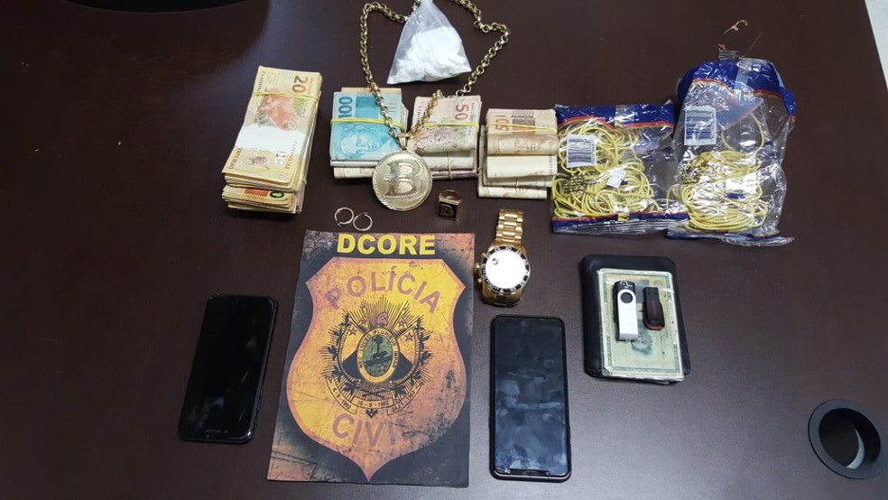 Dinheiro e cocaína foram encontrados dentro de caminhonete adulterada  — Foto: Divulgação/Polícia Civil 