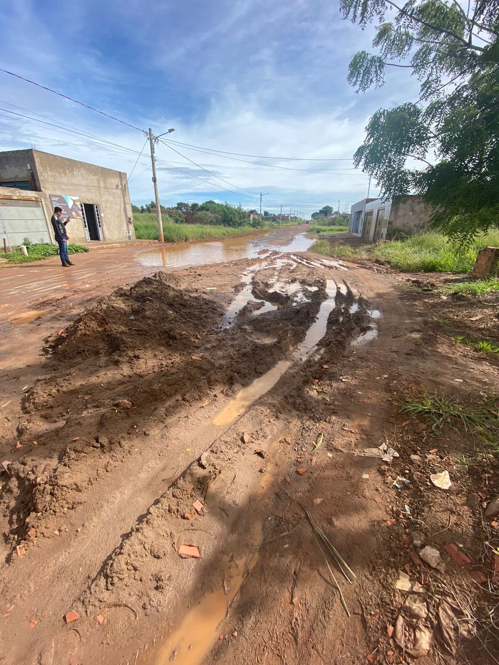 Além de poças de água moradores precisam lidar com a lama.  — Foto: Reprodução