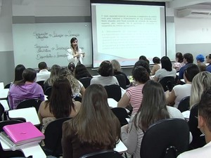 Concurso público atrai pessoas que querem fugir da crise no mercado de trabalho em Goiânia, Goiás (Foto: Reprodução/TV Anhanguera)