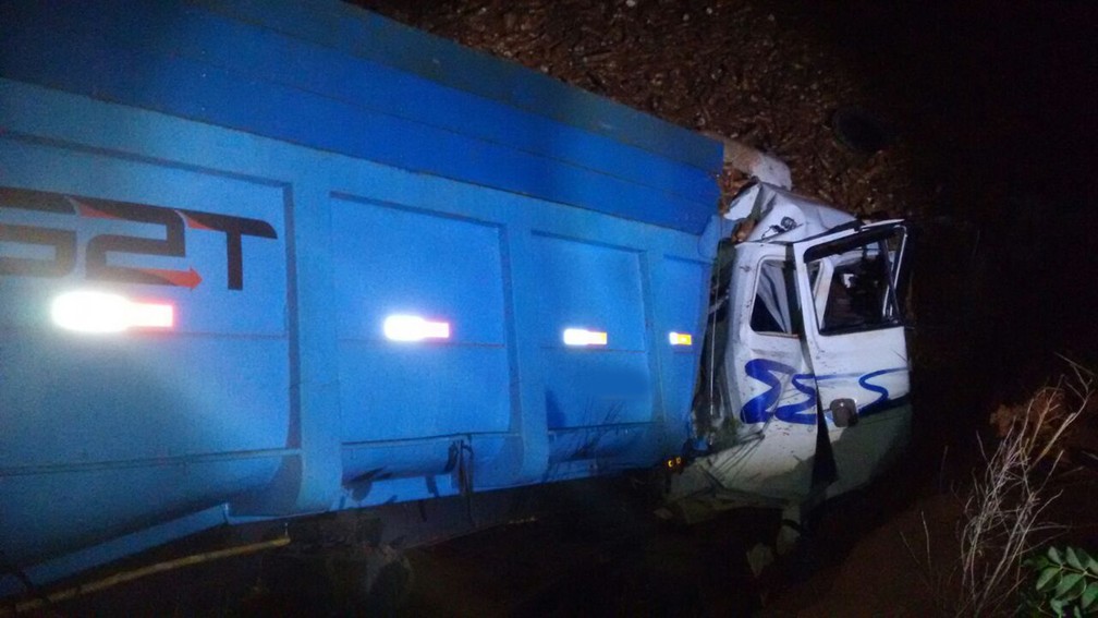 Carreta bateu em barranco de terra (Foto: PMR/Divulgação)