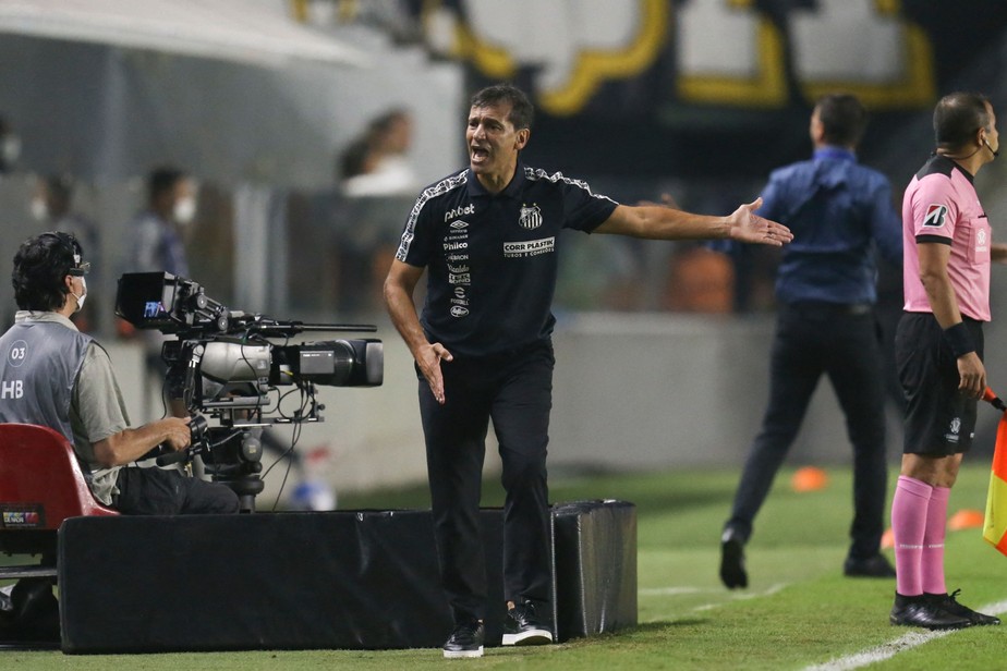 Fabián Bustos assumiu o Santos no Campeonato Paulista e foi demitido nesta manhã