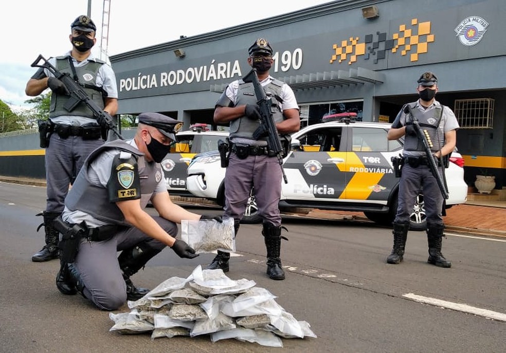 Pacotes da droga foram encontrados nas bagagens da mulher em Valparaíso  — Foto: Divulgação/Polícia Militar Rodoviária 