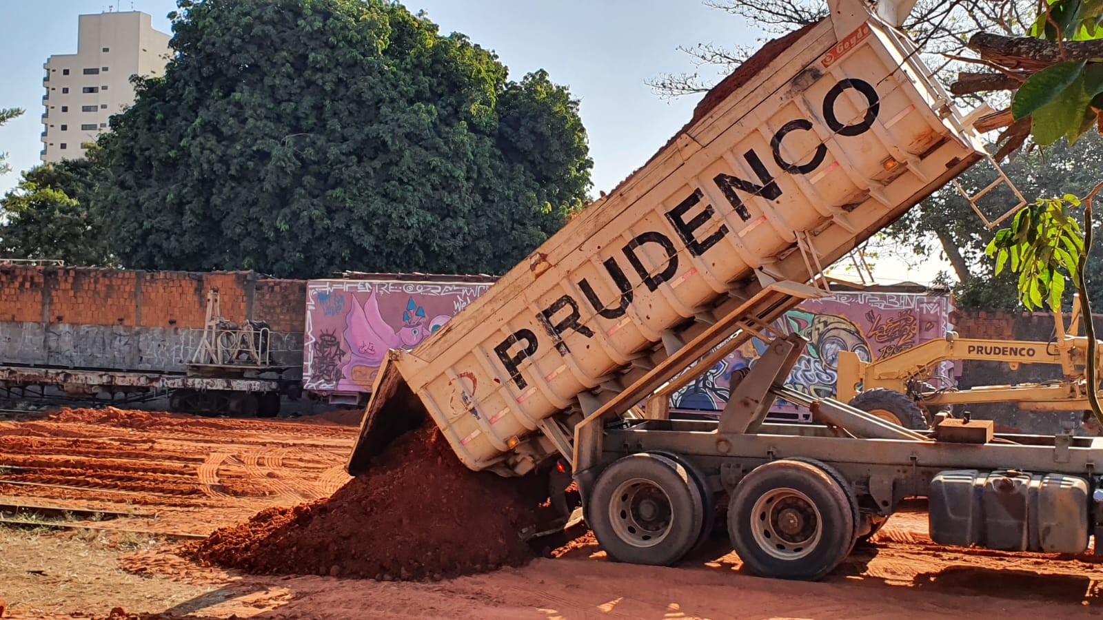 Concessionária constata 'irregularidade' no aterramento de trilhos realizado pela Prefeitura de Presidente Prudente em trecho de ferrovia na Vila Marcondes