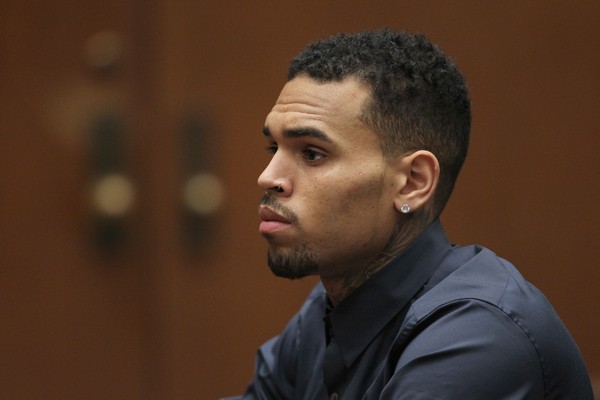 Chris Brown durante audiência nos EUA (Foto: Getty Images)