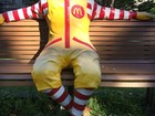 Estátua de Ronald McDonald tem cabeça decepada por vândalos