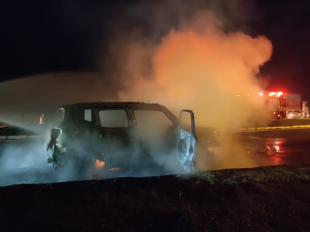 FOTOS: Carro fica destruído após pegar fogo com casal dentro no Norte de SC