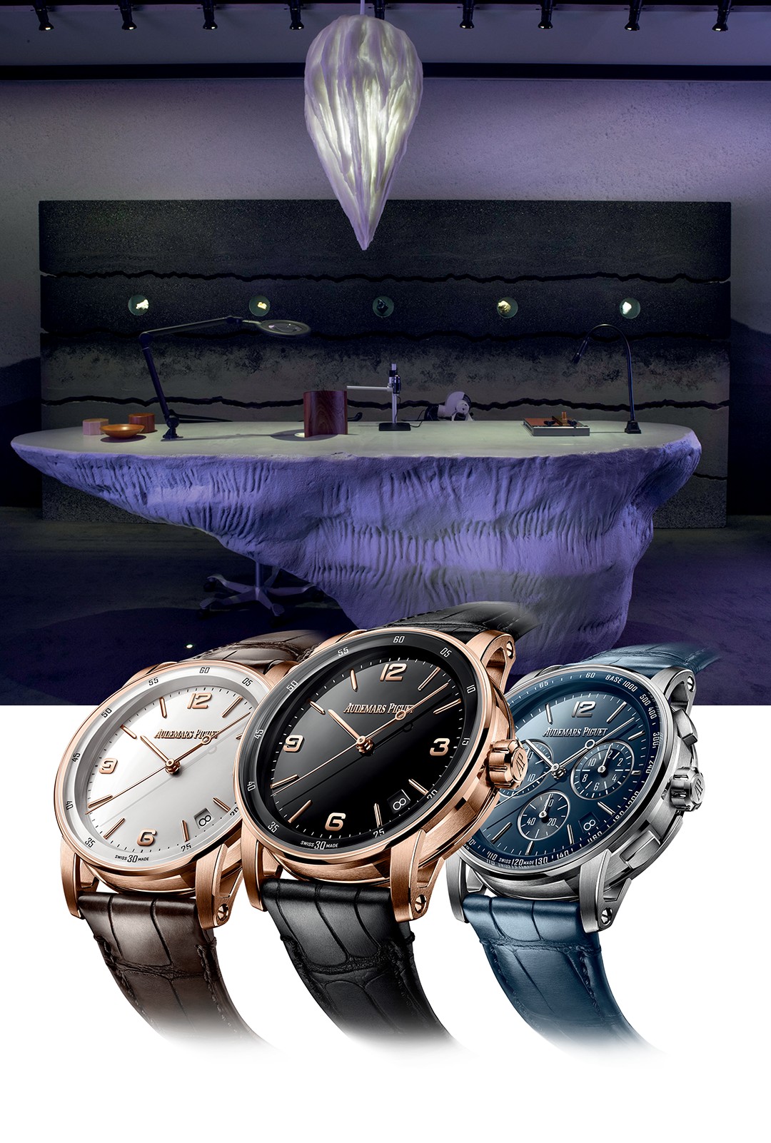Audemars Piguet: A Watchmaker Desk e o lustre inspirado em estalactites projetados pelo artista. Em primeiro plano, os relógios Code 11.59 da marca de alta relojoaria suíça (Foto: divulgação)