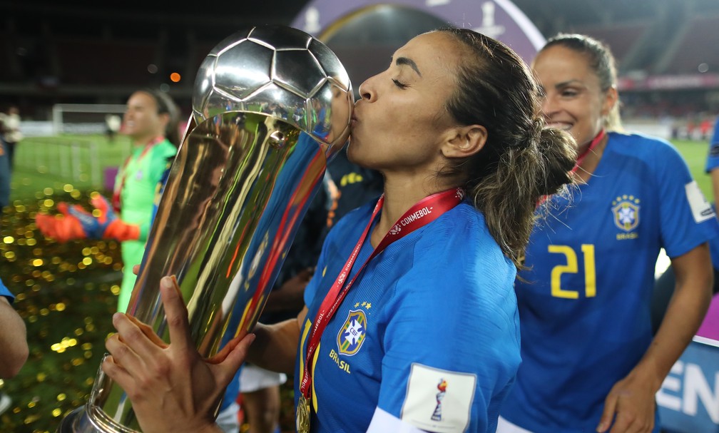 Marta beija a taÃ§a da Copa AmÃ©rica feminina (Foto: Lucas Figueiredo/CBF)