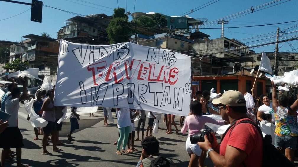 Manifestantes fizeram protesto no Alemão após morte de jovem  (Foto: / G1)
