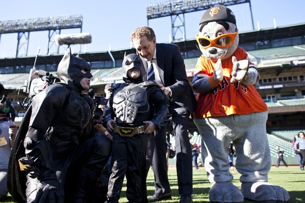 O pequeno Miles Scott em foto de 2013 com ele vestido como o BatKid (Foto: Getty Images)